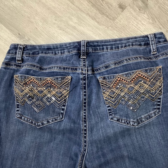 ❤️Lane Bryant Blue Denim Capris Pants Sz 18 Preowned Embellished Back Pockets - Picture 4 of 11